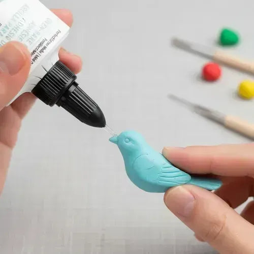 Aplicación de Sculpey Bake & Bond, pegamento horneable, sobre una figura de arcilla polimérica antes de hornear