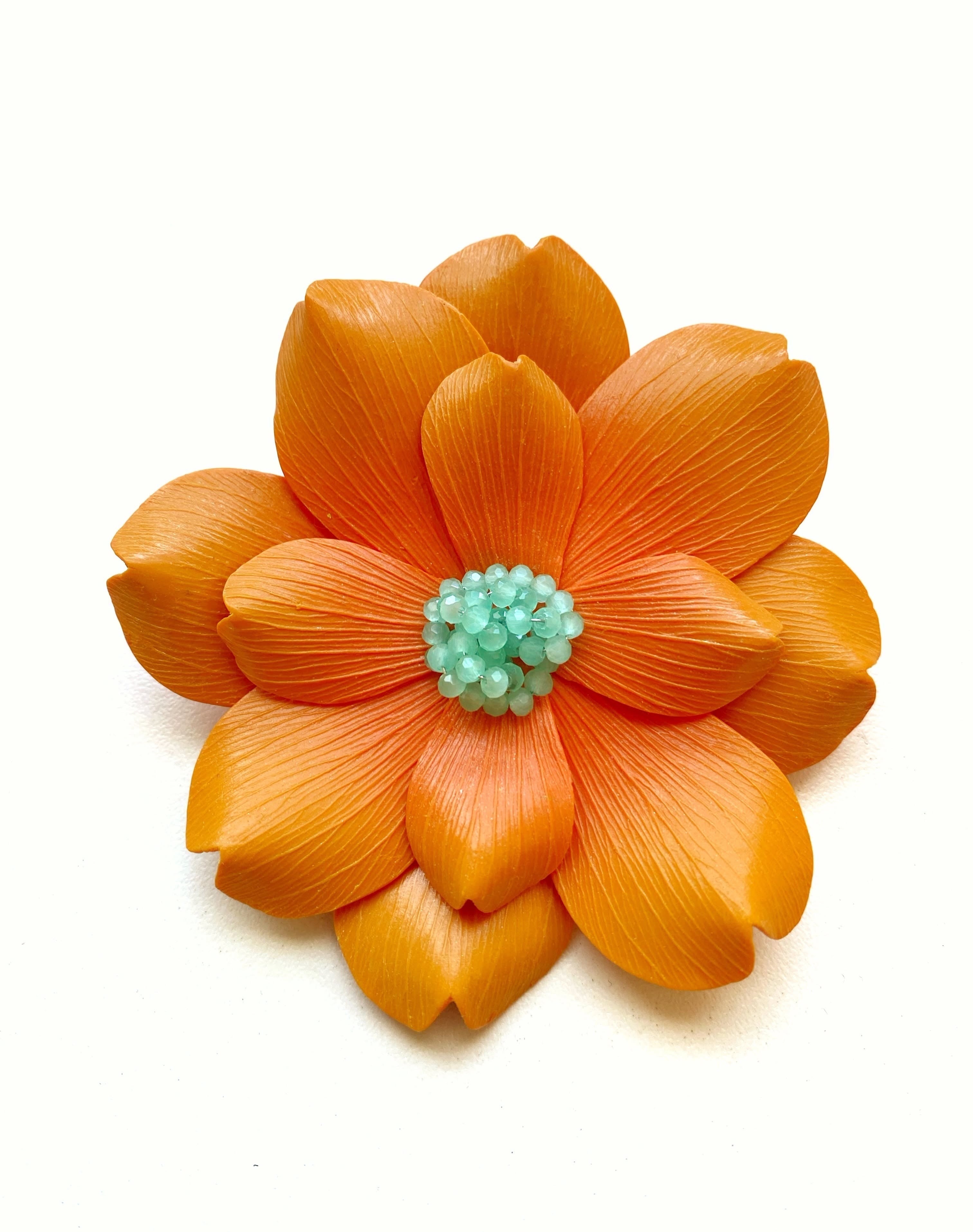 Flor de arcilla polimérica Sculpey Premo con detalle de mostacillas incrustadas
