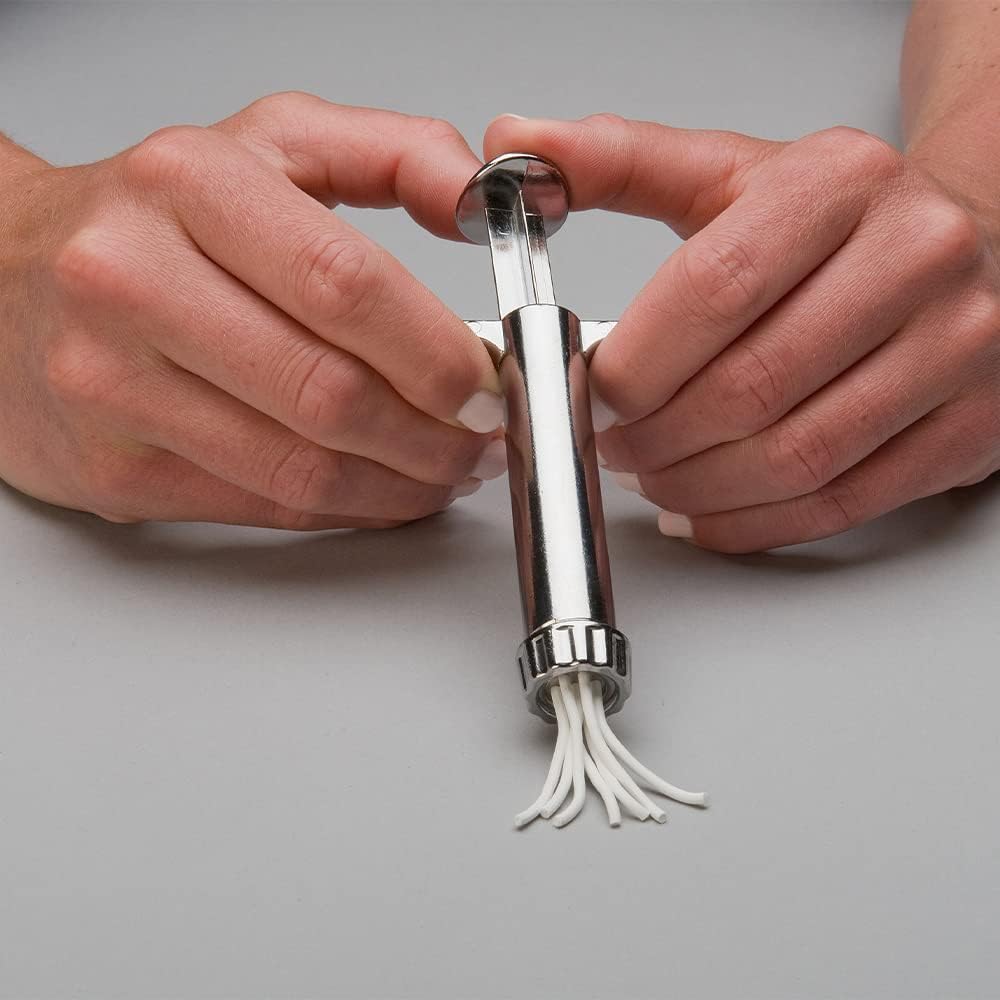 Manos usando el extrusor Sculpey para crear filamentos de arcilla polimérica