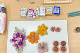 Bloques de arcilla polimérica Sculpey Premo y ejemplos de flores y aretes hechos con la arcilla
