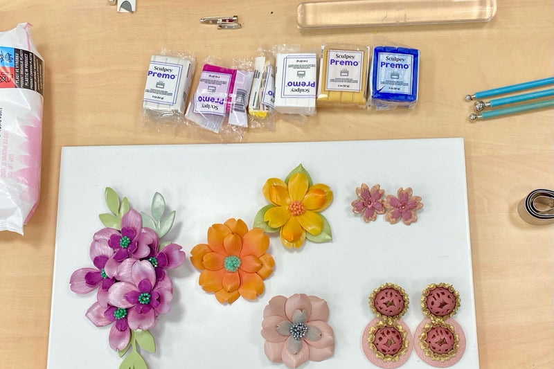 Bloques de arcilla polimérica Sculpey Premo y ejemplos de flores y aretes hechos con la arcilla